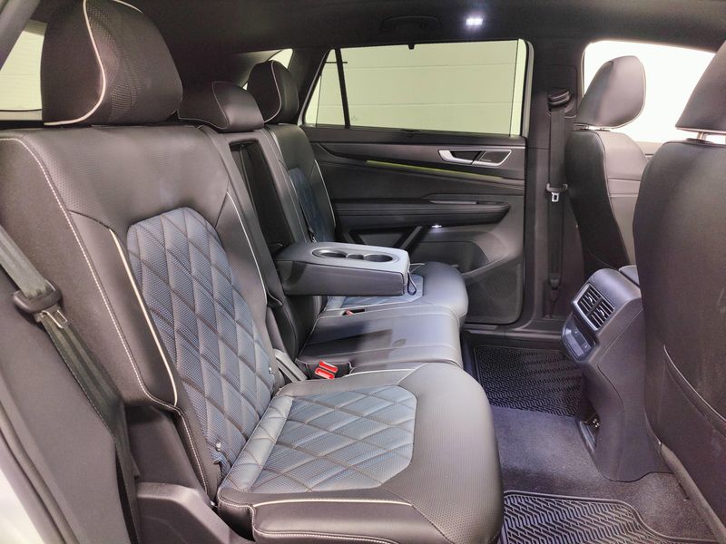 2025 Volkswagen Atlas Cross Sport SEL Premium R-Line photo 16