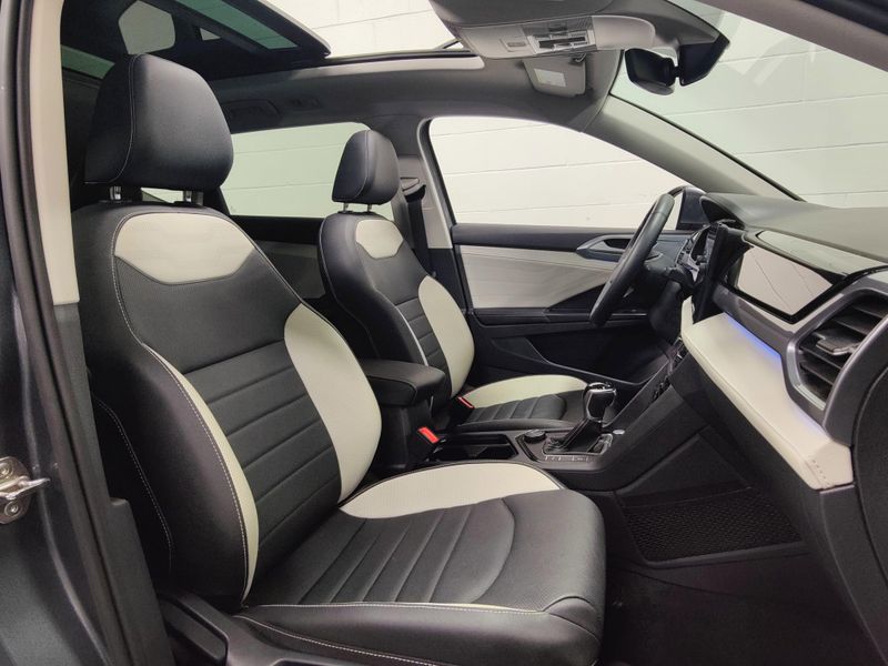 Used 2025 Volkswagen Taos SEL AWD w/Sunroof/NavImage 5