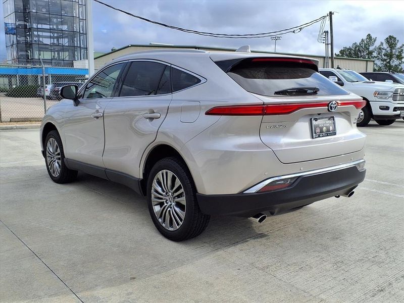 Used 2022 Toyota Venza XLEImage 9