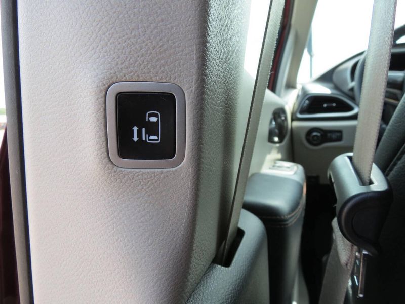 Used 2020 Chrysler Pacifica Touring L Plus 4dr Mini VanImage 26