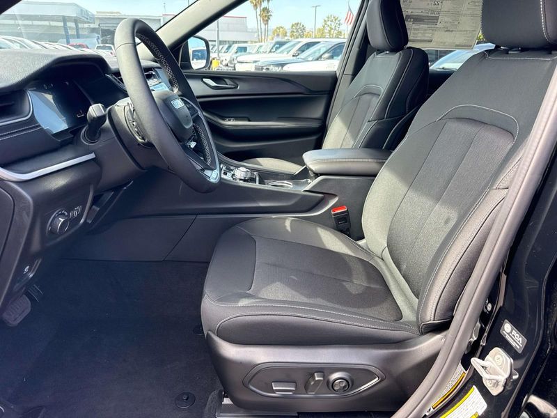 New 2026 Jeep Grand Cherokee Laredo 4x2