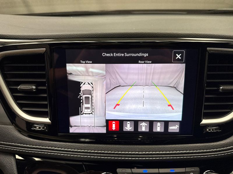 New 2026 Chrysler Pacifica Limited AwdImage 13