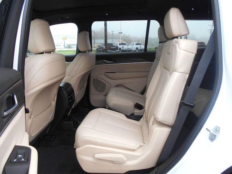 2025 Jeep Grand Cherokee L Limited 4x4Image 7