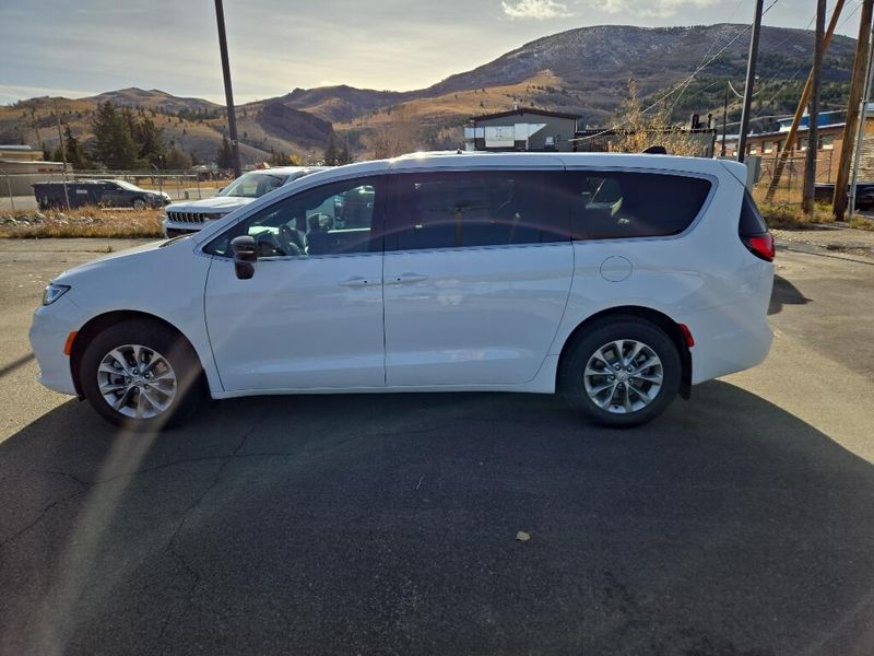 2026 Chrysler Pacifica photo 3