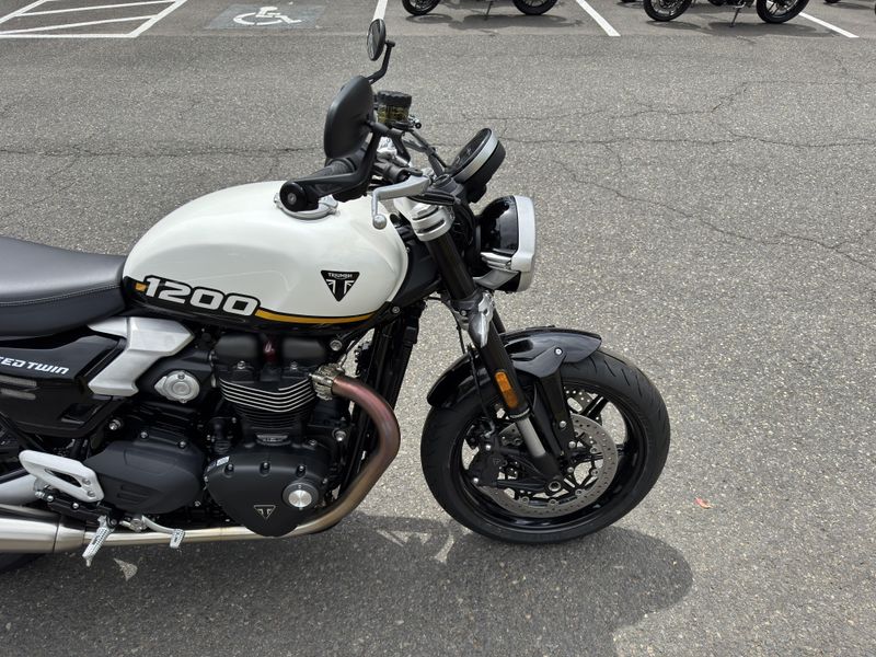 2025 Triumph Speed Twin 1200 - CRYSTAL WHITE - SAPPHIRE BLACK 