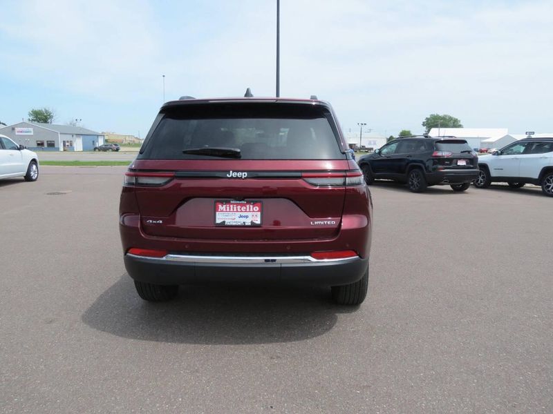 Used 2025 Jeep Grand Cherokee Limited 4x4 4dr SUVImage 6