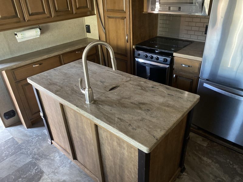 Used 2018 FOREST RIVER CEDAR CREEK 38 FLX Image 16
