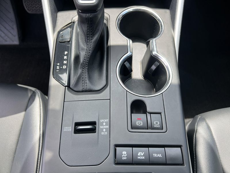 Used 2020 Toyota Highlander Hybrid XLEImage 16