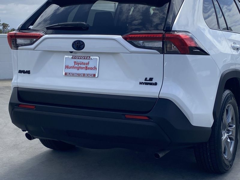 2022 Toyota RAV4 LEImage 5