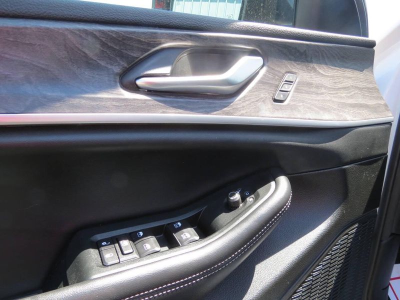Used 2024 Jeep Grand Cherokee L Limited 4x4 4dr SUVImage 18
