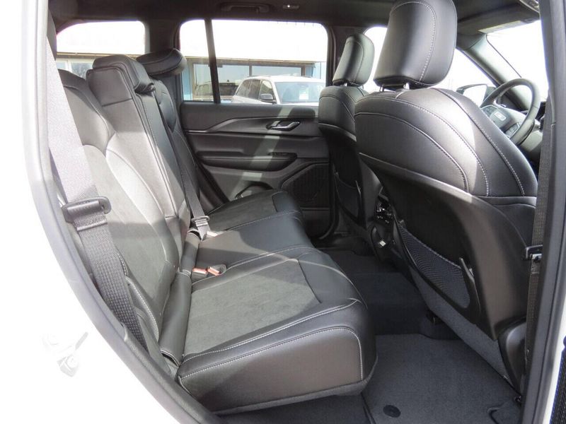 Used 2025 Jeep Grand Cherokee Altitude 4x4 4dr SUVImage 10