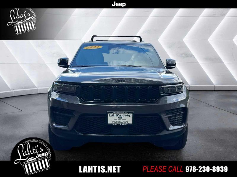 2023 Jeep Grand Cherokee Altitude photo 2