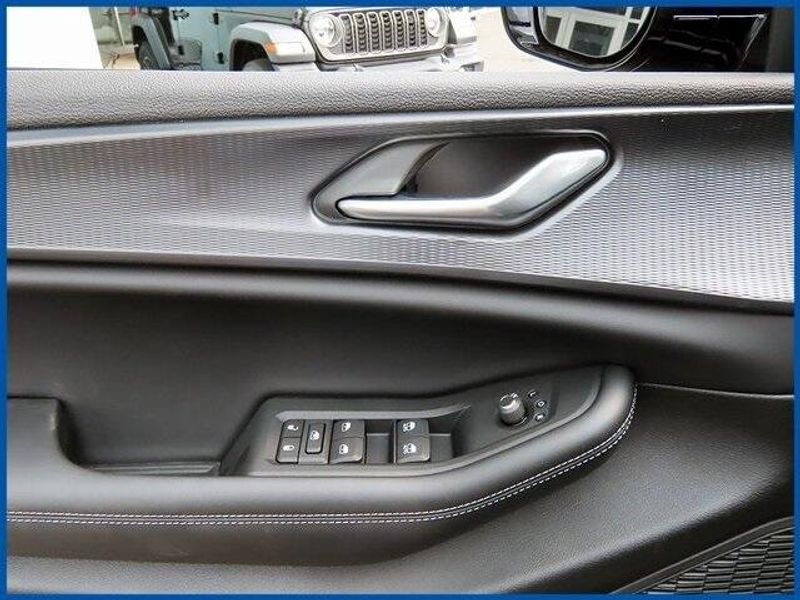 2025 Jeep Grand Cherokee Image 12