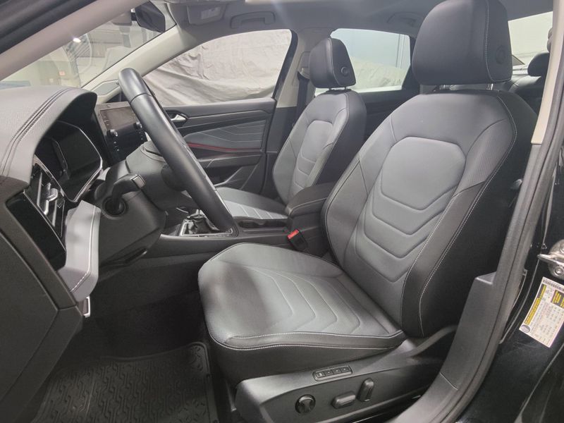 Used 2025 Volkswagen Jetta SEL w/Sunroof & NavigationImage 14