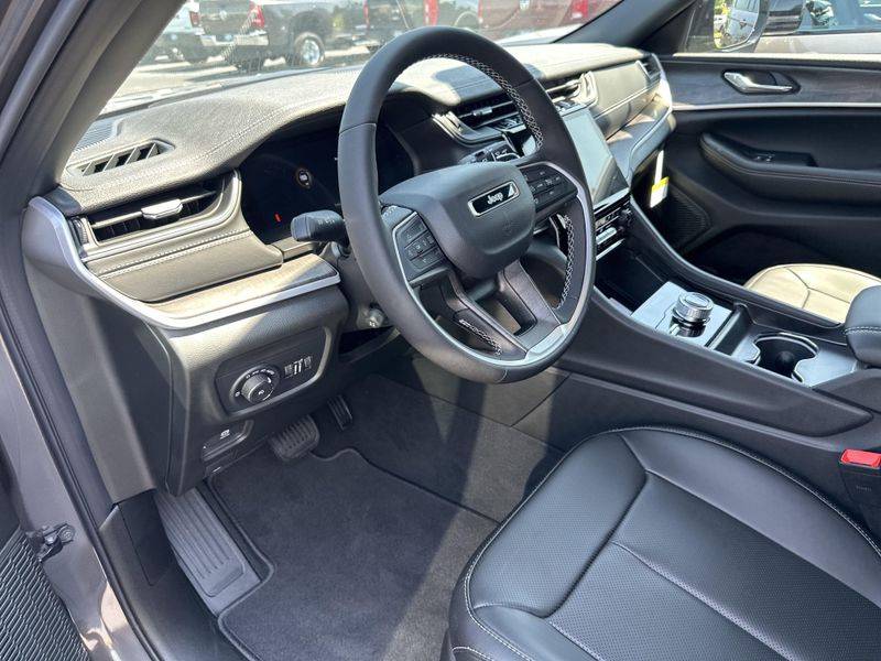 New 2025 Jeep Grand Cherokee L Limited 4x4Image 26