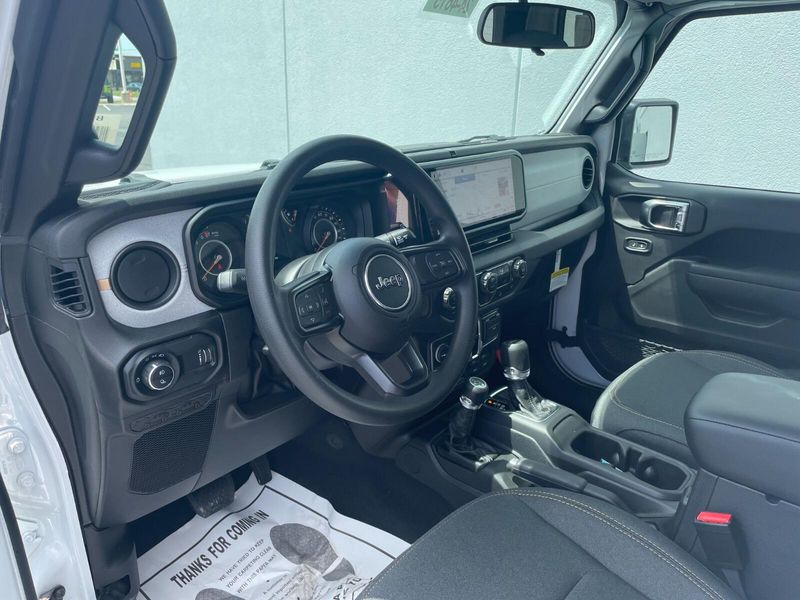 2025 Jeep Gladiator Sport photo 12