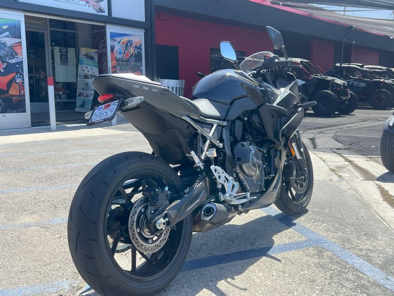 2025 Suzuki GSX-S 8R Image 8