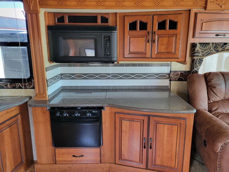 Used 2011 COACHMAN BY FOREST R ENCOUNTER 37-TZ Image 15