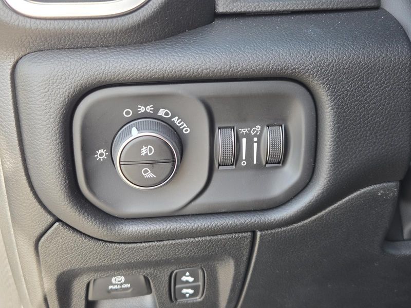 New 2026 RAM 1500 Big Horn Crew Cab 4x4 5'7' Box