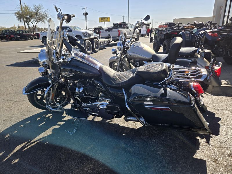 USED 2019 HARLEY ROAD KING Image 3