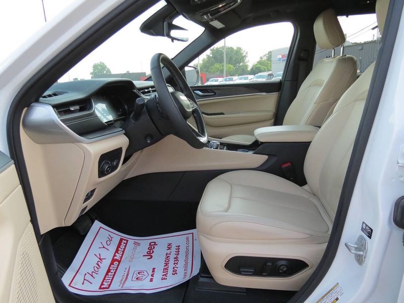 Used 2024 Jeep Grand Cherokee Limited 4x4 4dr SUVImage 8