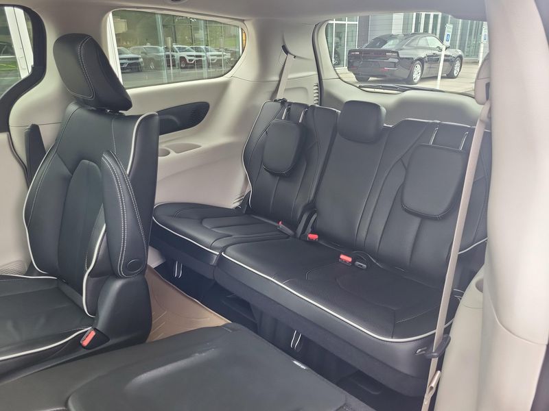 Used 2023 Chrysler Pacifica Hybrid LimitedImage 12