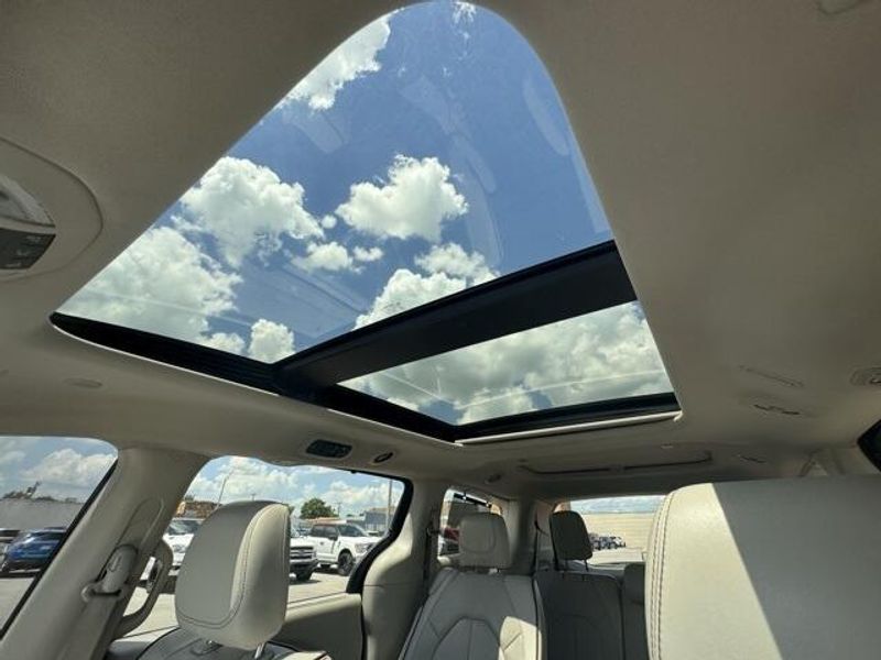 Used 2020 Chrysler Pacifica LimitedImage 18