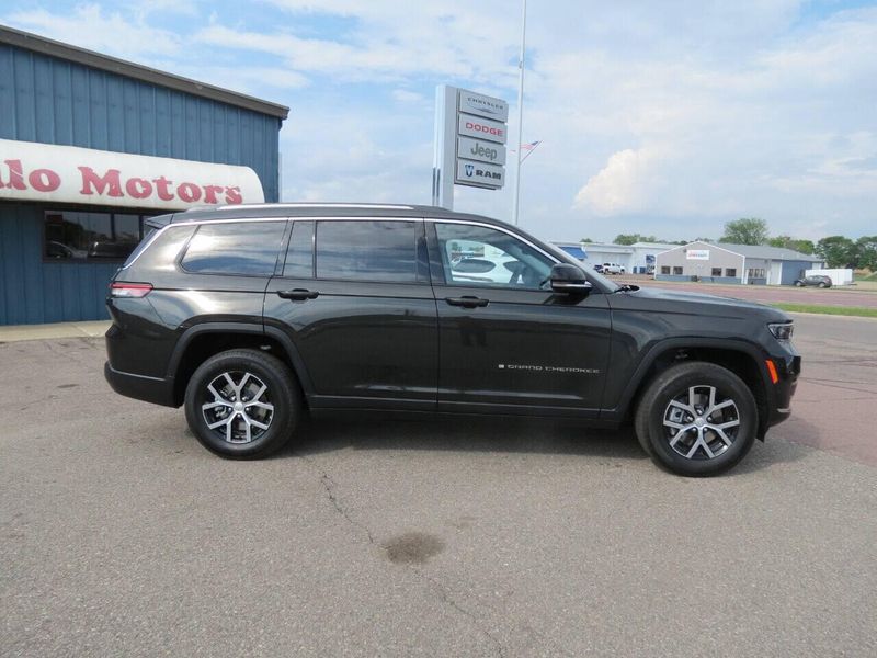 Used 2023 Jeep Grand Cherokee L Limited 4x4 4dr SUVImage 1