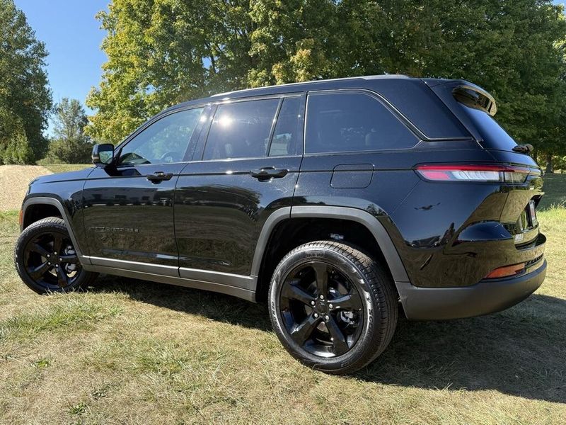 2025 Jeep Grand Cherokee Limited photo 5