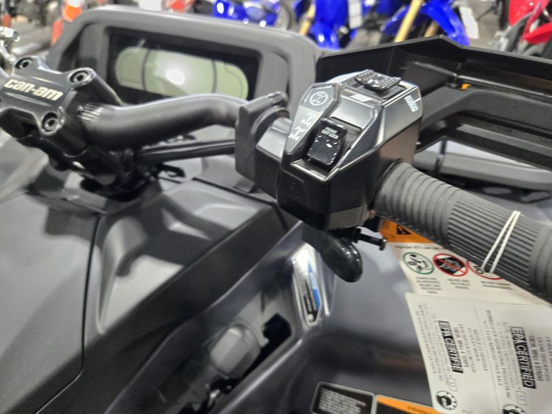 New 2025 Can-Am OUTLANDER XTP 1000R MINERAL GREY AND ORANGE CRUSH Image 16