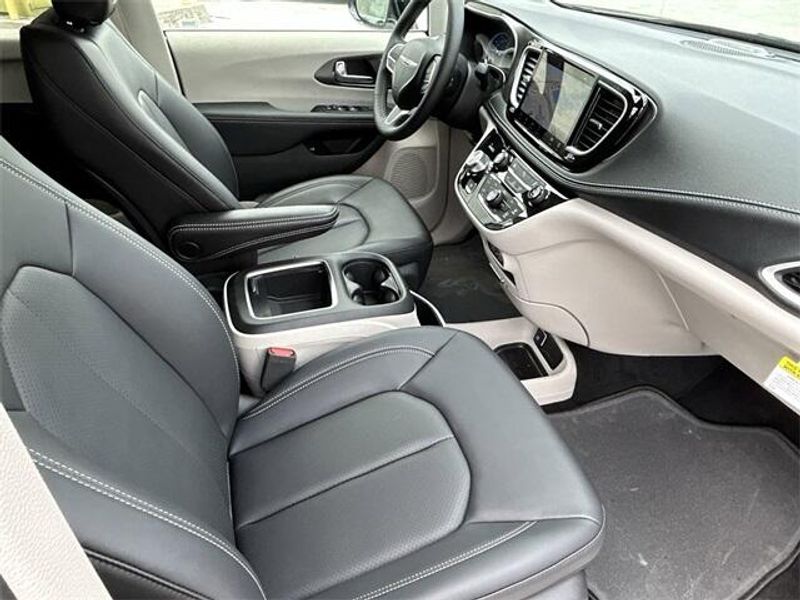 New 2024 Chrysler Pacifica Plug-in Hybrid SelectImage 12