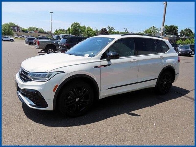2022 Volkswagen Tiguan 2.0T SE R-Line BlackImage 1