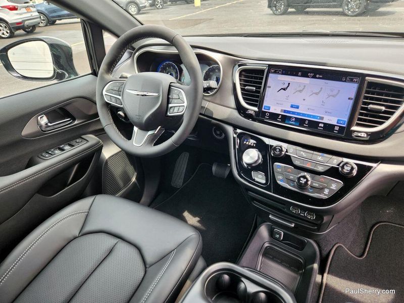New 2025 Chrysler Voyager LxImage 30