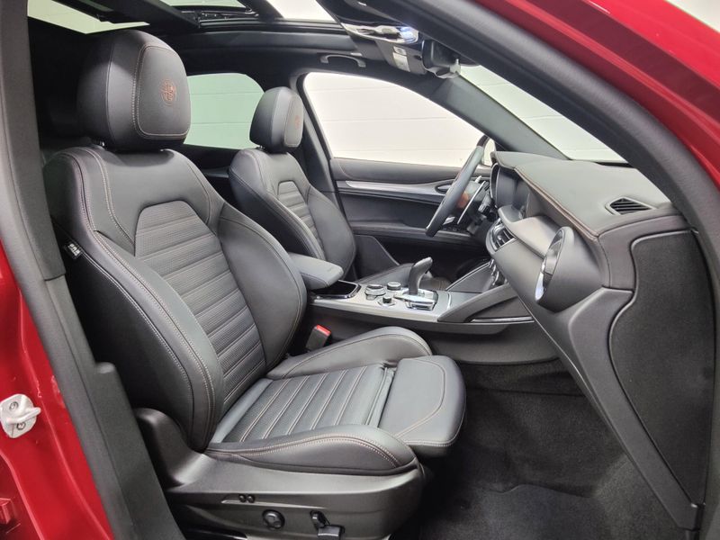 Used 2025 Alfa Romeo Stelvio Intensa AWD w/Sunroof/NavImage 5