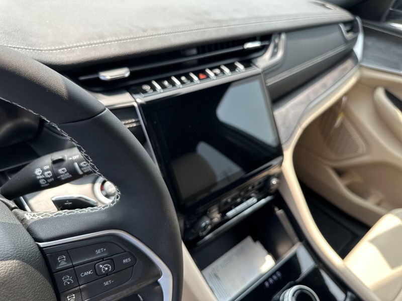 New 2025 Jeep Grand Cherokee L Limited 4x4Image 26