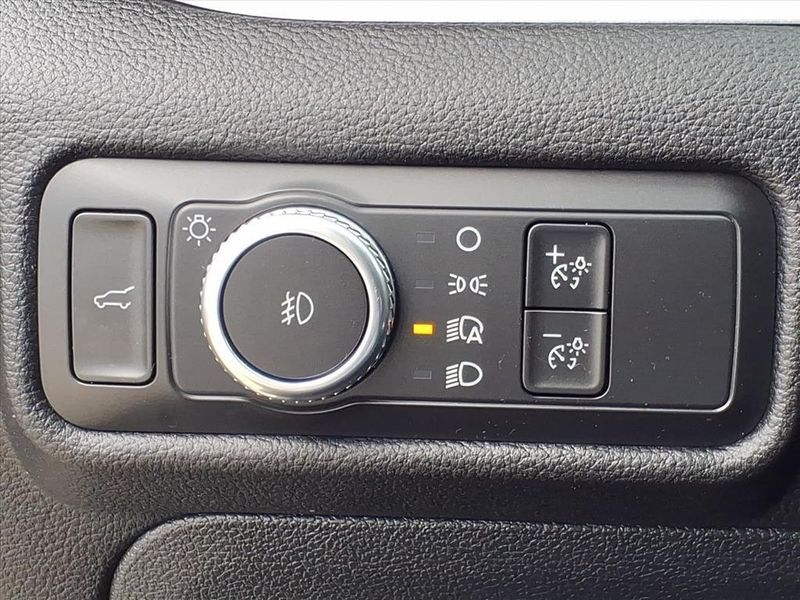 Used 2022 Ford Explorer XLTImage 16