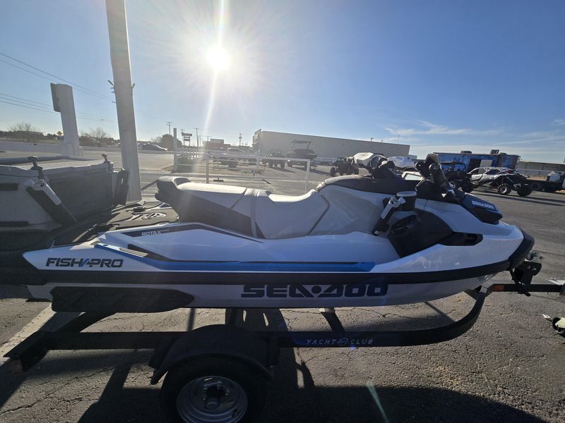 2025 SEADOO FISHPRO SPORT 170 WITH SOUND SYSTEM IDF WHITE AND GULF STREAM BLUE Image 2