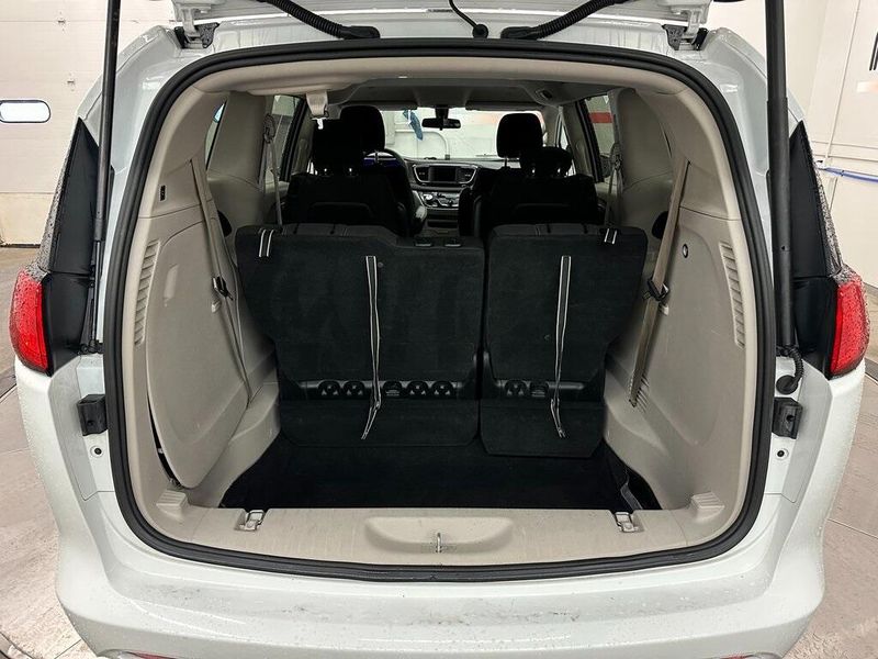 2022 Chrysler Voyager LXImage 17