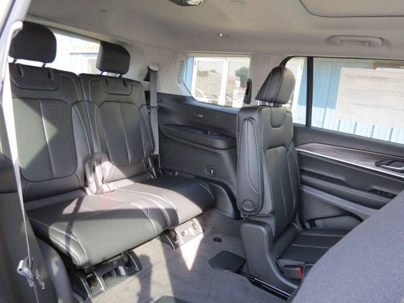 2021 Jeep Grand Cherokee L Limited 4x4 4dr SUVImage 36