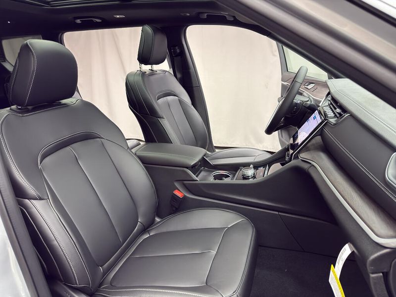 New 2025 Jeep Grand Cherokee L Limited 4x4Image 15