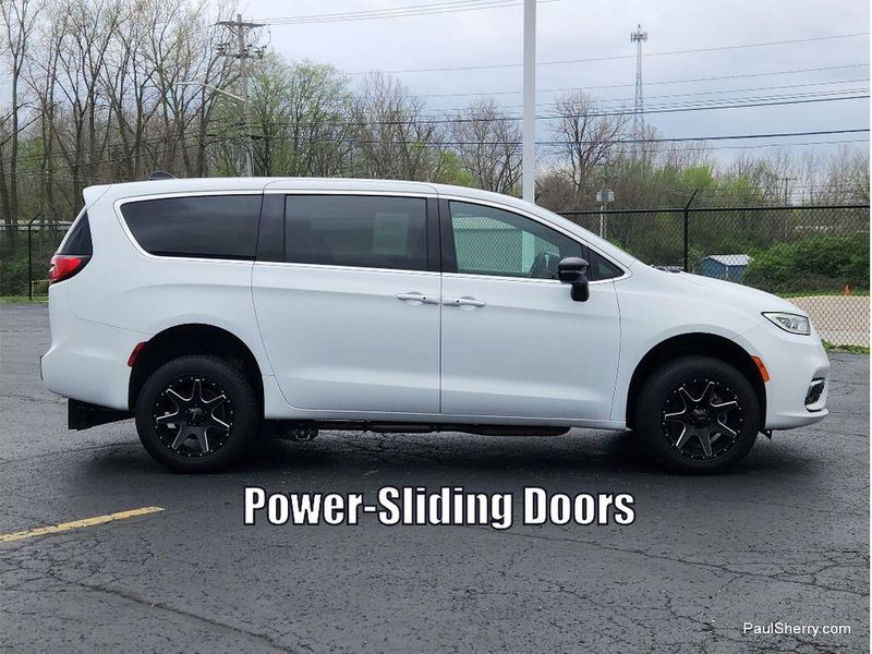 Used 2024 Chrysler Pacifica Touring