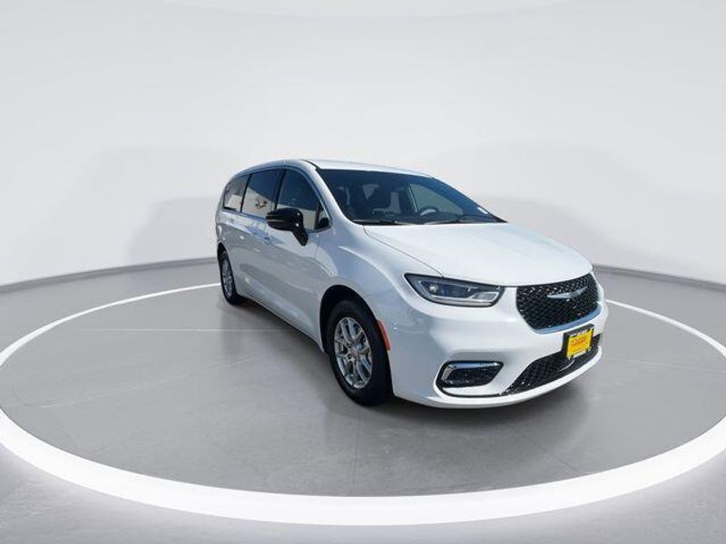 New 2026 Chrysler Pacifica SelectImage 2