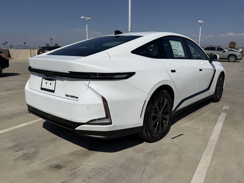 New 2026 Lexus ES 350e PremiumImage 10
