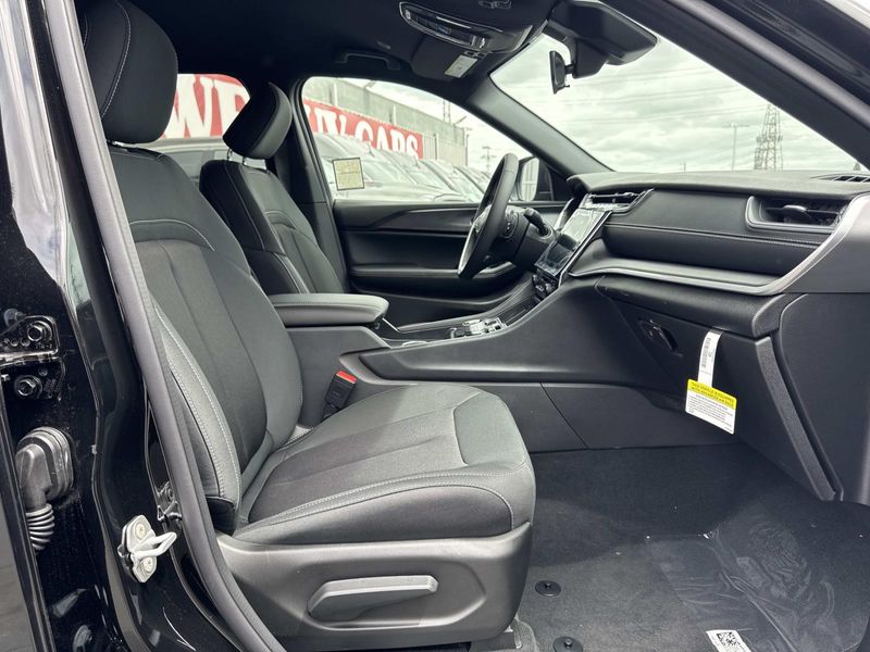 New 2026 Jeep Grand Cherokee L Laredo 4x2