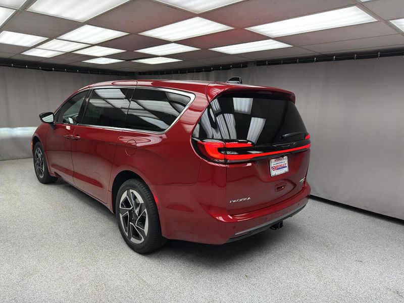 New 2027 Chrysler Pacifica Limited AwdImage 2