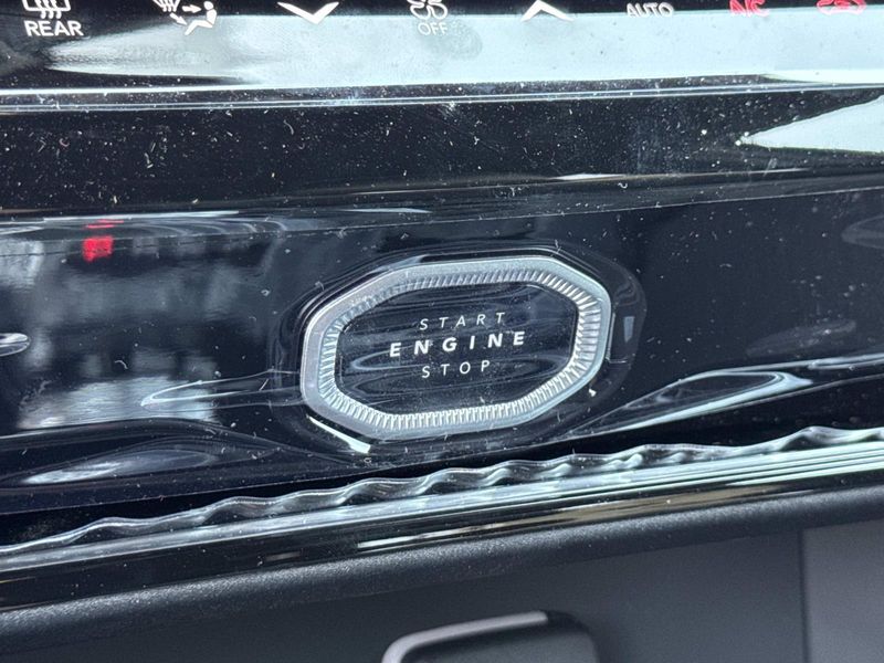 New 2026 Jeep Grand Cherokee Laredo Altitude 4x2