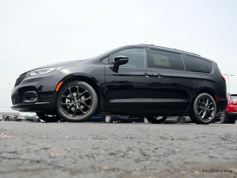 2025 Chrysler Pacifica LimitedImage 16