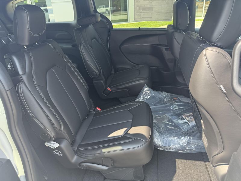 Used 2025 Chrysler Pacifica Select