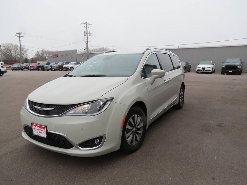 2020 Chrysler Pacifica Touring L Plus 4dr Mini VanImage 5