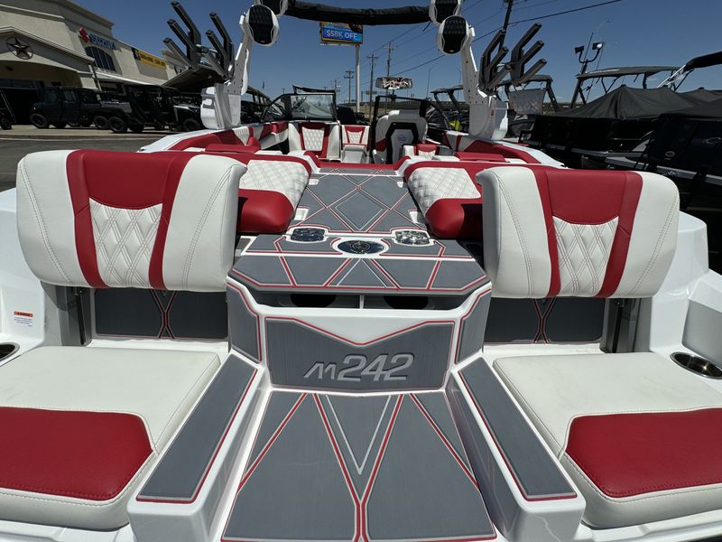 2025 MALIBU WAKESETTER M42 WHITE Image 10